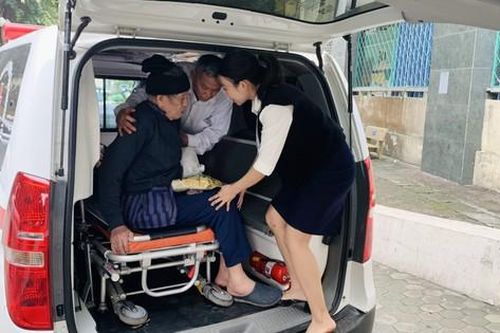 Những 'Chuyến xe yêu thương' đưa bệnh nhân nghèo về quê ăn Tết