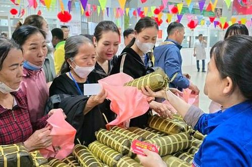 Ấm áp 'Phiên chợ Tết 0 đồng' dành cho bệnh nhân nghèo