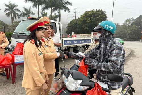 Ấm lòng người dân về quê ăn Tết vì món quà đặc biệt dọc đường