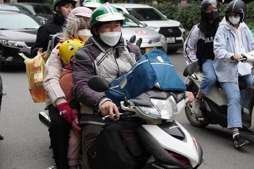Kết thúc ngày làm việc cuối cùng năm cũ, người dân 'rồng rắn' về quê đón Tết
