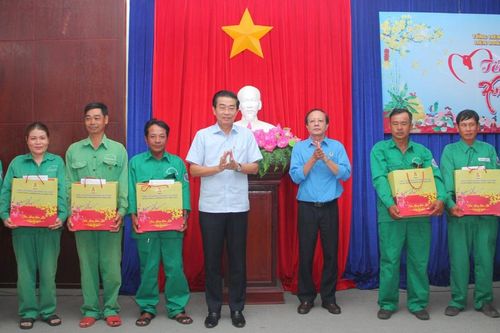 Tặng quà Tết cho công nhân, lao động