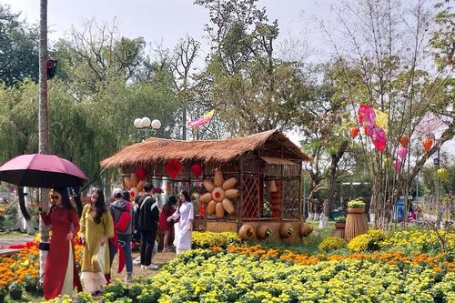 Đường phố, công viên ở Huế ngập tràn sắc xuân