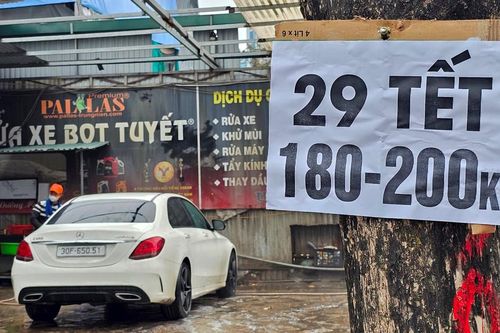 Giá rửa ô tô tăng gấp 3 lần, chủ gara kiếm bộn tiền ngày cận Tết