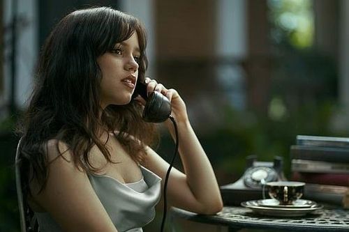 Cảnh nóng của sao 'Wednesday' trong phim mới bị chê thô thiển