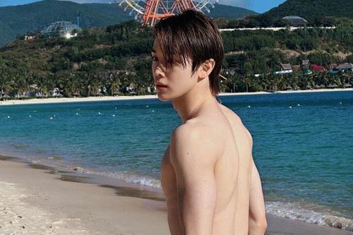Ca sĩ Hàn gây sốt với loạt hình khoe body ở Nha Trang
