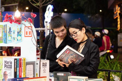 Đường sách Tết 2024 thu gần 1 tỷ trong đêm khai mạc