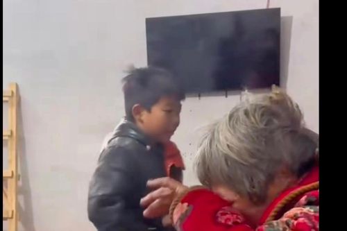 Cậu bé chạy vào ngôi nhà đang cháy 4 lần để cứu bố và bà nội