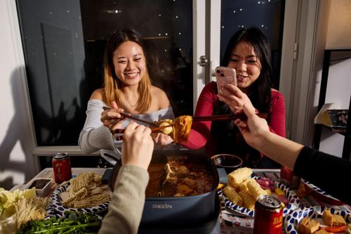 Những Gen Z ăn lẩu đón Tết