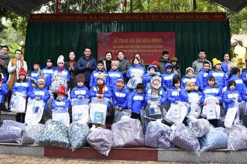 Hà Nội: Mang Tết ấm đến với những học sinh có hoàn cảnh khó khăn