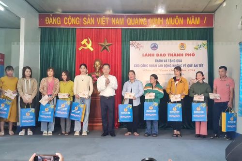 Bí thư Thành ủy Đà Nẵng thăm, chúc tết các cơ quan, đơn vị trực tết và tặng quà công nhân lao động hoàn cảnh khó khăn