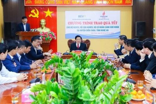 Trưởng Ban Nội chính Trung ương tặng quà Tết cho hộ nghèo Diễn Châu