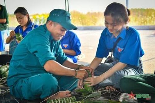 'Sao vuông' Kiên Giang trổ tài nấu bánh tét