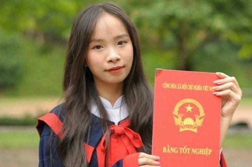 Nữ sinh người Tày hân hoan đón mùa Tết sinh viên đầu tiên