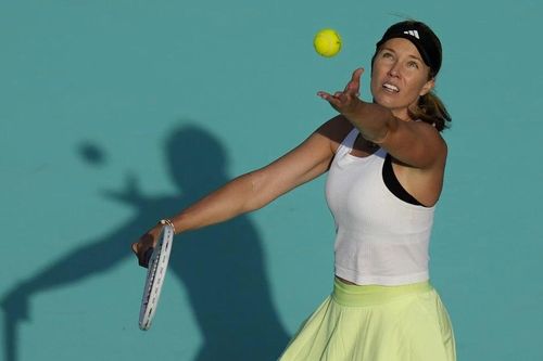Abu Dhabi Open: Danielle Collins loại 'Mẹ một con' Naomi Osaka, nói thêm về quyết định giải nghệ cuối mùa