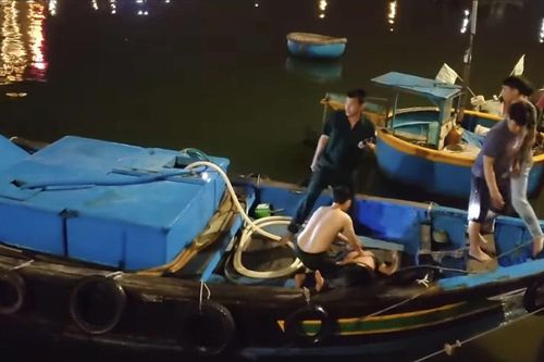 Trao tặng Huy hiệu 'Tuổi trẻ dũng cảm' cho chiến sĩ công an cứu người đuối nước