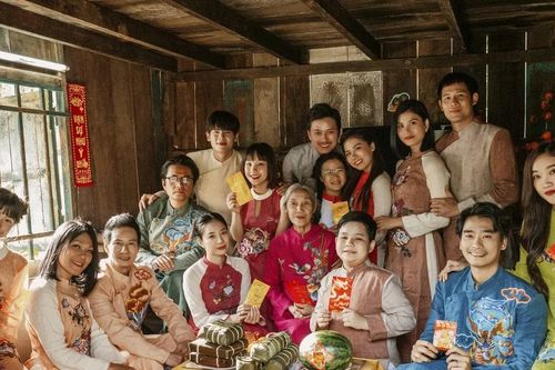 Dàn nghệ sĩ Việt nô nức diện áo dài chúc xuân