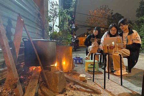 Người Hà Nội đỏ lừa bếp củi, trông bánh chưng cúng Giao thừa