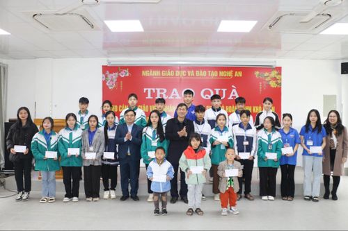 Đem tết sẻ chia đến nhà giáo, học sinh vùng cao Nghệ An