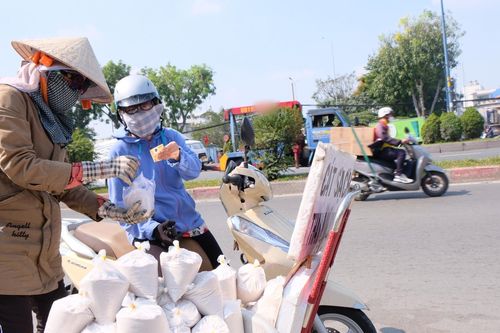 'Xóm' bán cát trắng thay lư hương ngày cận Tết