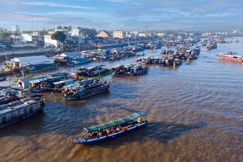 Sắc xuân trên chợ nổi lớn nhất miền Tây
