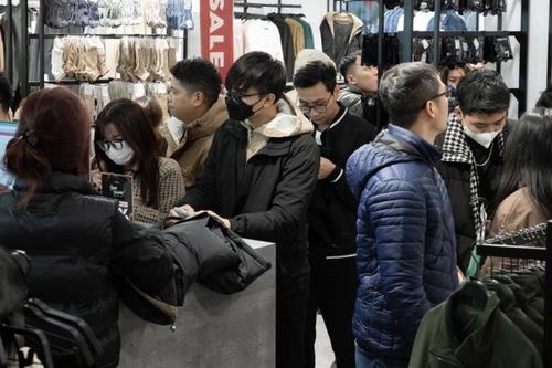 Cửa hàng thời trang ở Hà Nội giảm giá sập sàn, giới trẻ tràn ra đường săn sale