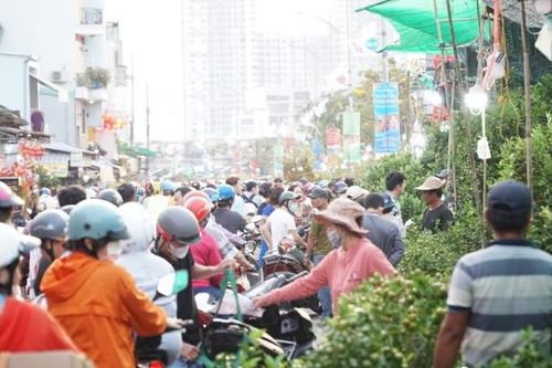 TP HCM: Chợ Hoa xuân 'Trên bến dưới thuyền' vẫn hút khách ngày cận Tết