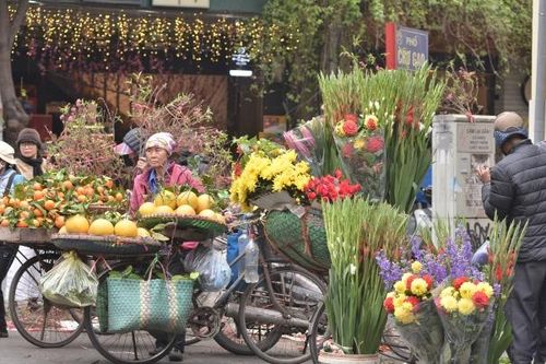 Hà Nội: Nhộn nhịp 'người mua kẻ bán' dịp cận Tết Nguyên đán 2024