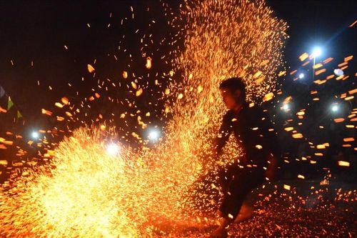 Huyền bí lễ Nhảy lửa của người Pà Thẻn