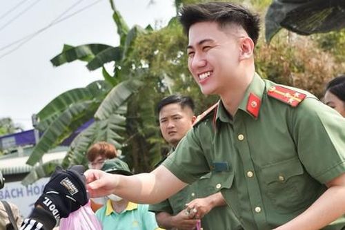 'Mấy anh ra vẫy tay cũng hơi sợ, nhưng đâu biết được quà bất ngờ, vui quá xá!'