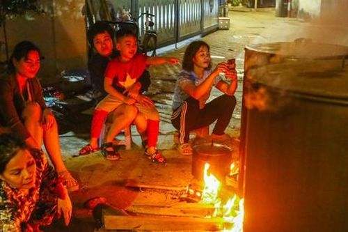 Người Hà Nội quây quần, thức trắng đêm canh nồi bánh chưng Tết