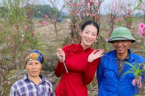 Á hậu Bùi Khánh Linh thử thách catwalk trên ruộng đào