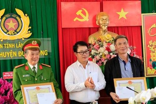 Khen thưởng lực lượng bắt giữ thành công đối tượng dùng súng cướp ngân hàng