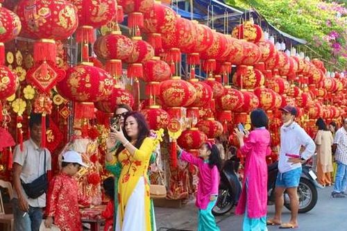'Nàng thơ' phố biển Nha Trang nô nức diện áo dài chụp ảnh đón xuân