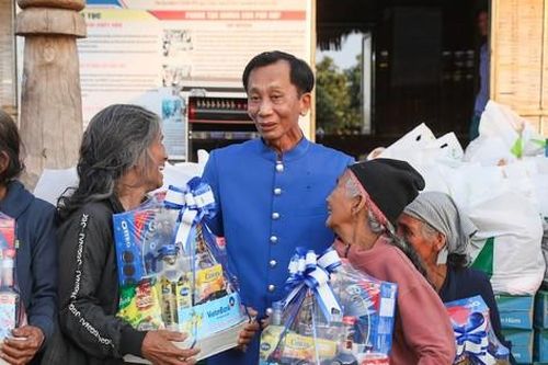 Chăm lo Tết cho đồng bào nghèo ở vùng biên giới tỉnh Kon Tum