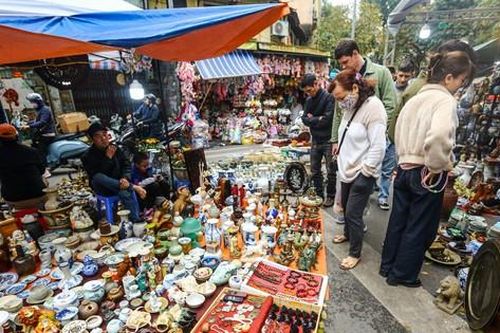 Dạo bước chợ Tết kỳ lạ đất Hà thành ngắm đồ 'thời ông bà anh'