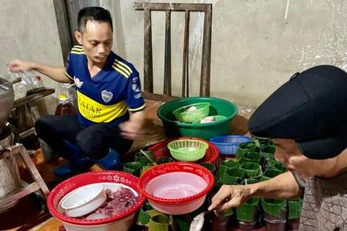 Thức xuyên đêm mổ lợn làm giò Tết, kiếm tiền triệu mỗi ngày