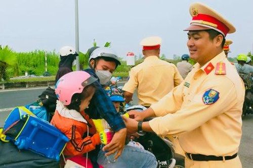 CSGT Cần Thơ hỗ trợ người dân về quê đón Tết