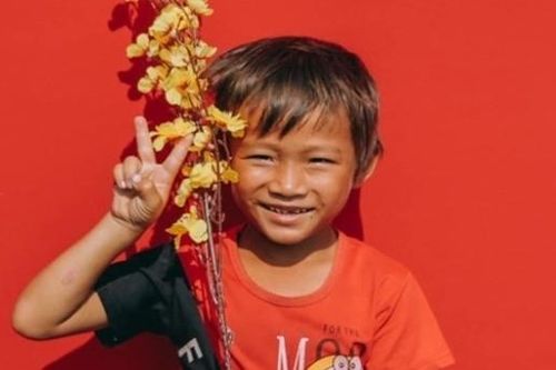 Món quà đặc biệt của 9X miền Tây khiến trẻ em, người lao động nghèo xúc động