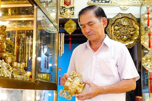 'Cha truyền con nối' giữ lửa làng nghề làm lư đồng hơn trăm năm tuổi ở TP.HCM