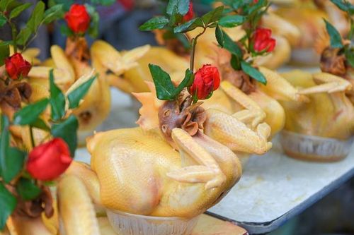 Khách Tây ngắm gà ngậm hoa hồng, xem nấu xôi ở 'chợ nhà giàu' Hà Nội ngày Tết