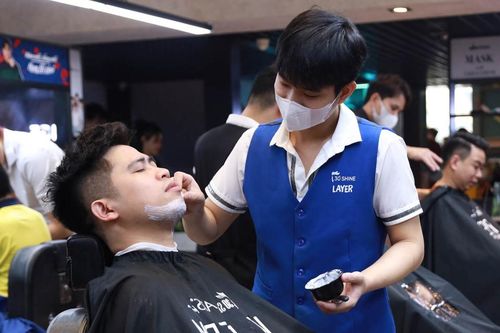 Đàn ông Hà Nội xếp hàng làm đẹp đón Tết từ 6h sáng