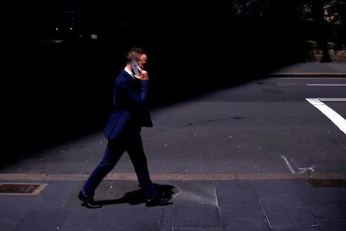 Australia sắp ban hành luật cho phép người lao động từ chối cuộc gọi của sếp