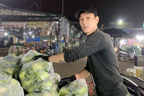 Những người 'bán sức' xuyên đêm, vác cả tấn hàng lo cái Tết no đủ
