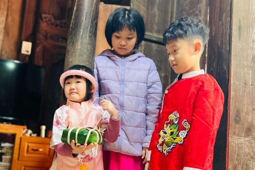 Đại gia đình gói bánh chưng ở nhà cổ trăm tuổi: Ưu tiên bánh 'đeo cổ' cho trẻ