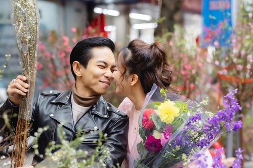 Khánh Thi hôn Phan Hiển ở chợ hoa ngày Tết, Lý Hùng bảnh bao bên tượng rồng