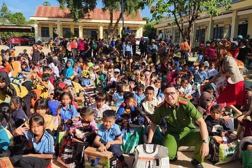 Các đơn vị công an TP.HCM với các chương trình hướng về người nghèo