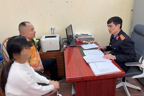 Mâu thuẫn tiền bạc, đối tượng người Trung Quốc cầm gậy đập phá ô tô