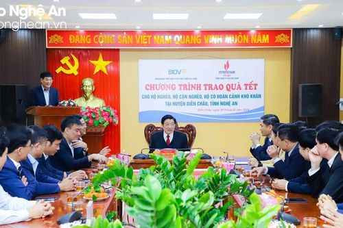 Trưởng Ban Nội chính Trung ương tặng quà Tết gia đình chính sách, hộ nghèo huyện Diễn Châu