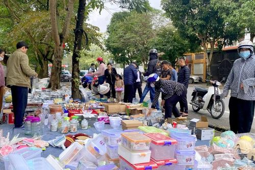 Tràn ngập hàng giá rẻ trên các tuyến đường ngày Tết