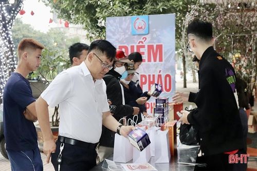 Sức mua tăng mạnh, nhiều loại pháo hoa quốc phòng 'cháy hàng'